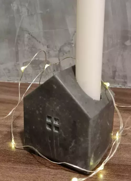 Beton gyertyatartó-házikó-gyertyával