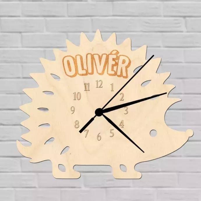 Fából falióra - süni, saját névvel