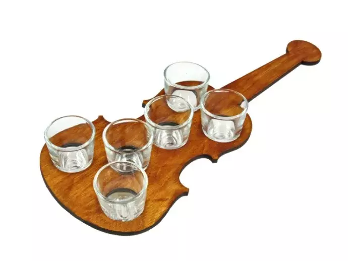 Feles kínáló hegedű