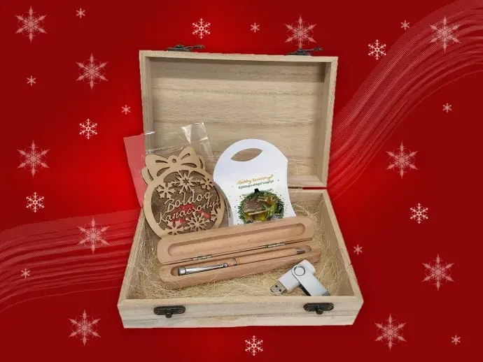 Ajándék csomag fa dobozban - Fa tollal Ajándék csomag fa dobozban - Fa tollal