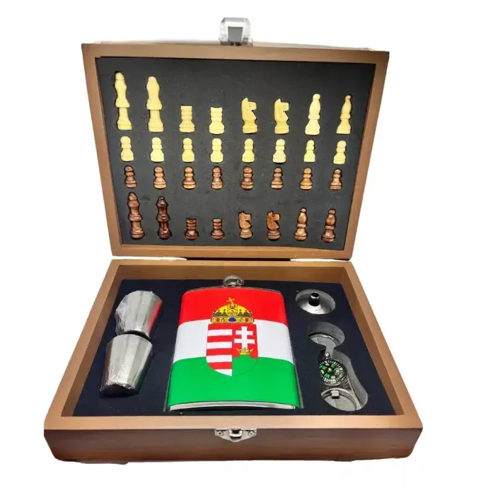 Sakk készlet - magyar címeres flaska szettel, iránytűvel  Sakk készlet - magyar címeres flaska szettel, iránytűvel