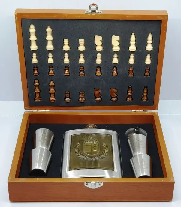 Flaska szett magyar címerrel, sakk készlettel Flaska szett magyar címerrel, sakk készlettel