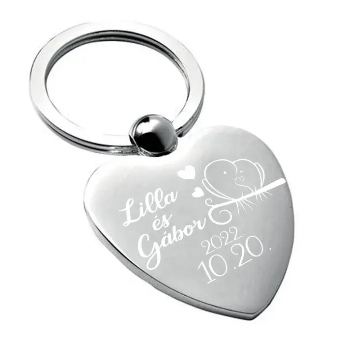 Gravírozott szív kulcstartó - Gerle pár egyedi névvel és dátummal