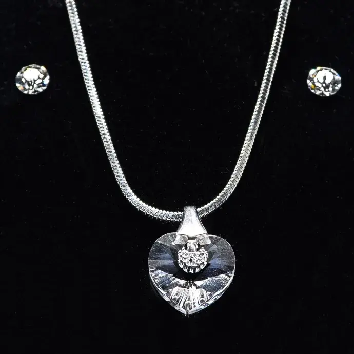 Swanis ékszerszett szíves (10mm) medállal - víztiszta + AJÁNDÉK díszdoboz Swanis ékszerszett szíves (10mm) medállal - víztiszta + AJÁNDÉK díszdoboz