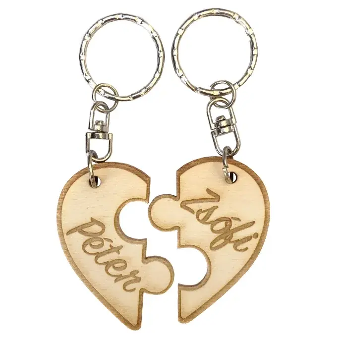 Gravírozott kulcstartó - Szív puzzle darabok egyedi nevekkel