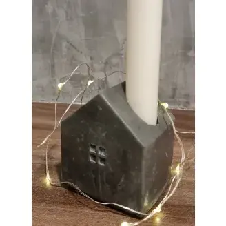 Beton gyertyatartó-házikó-gyertyával