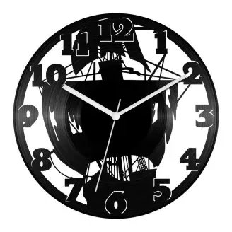 Megtépázott kalózhajó bakelit óra