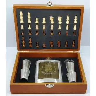 Flaska szett magyar címerrel, sakk készlettel