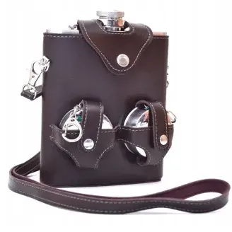 Flaska szett bőrtokban 2 db kulcstartó pohárral