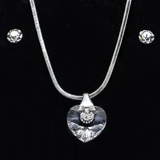 Swanis ékszerszett szíves (10mm) medállal - víztiszta + AJÁNDÉK díszdoboz